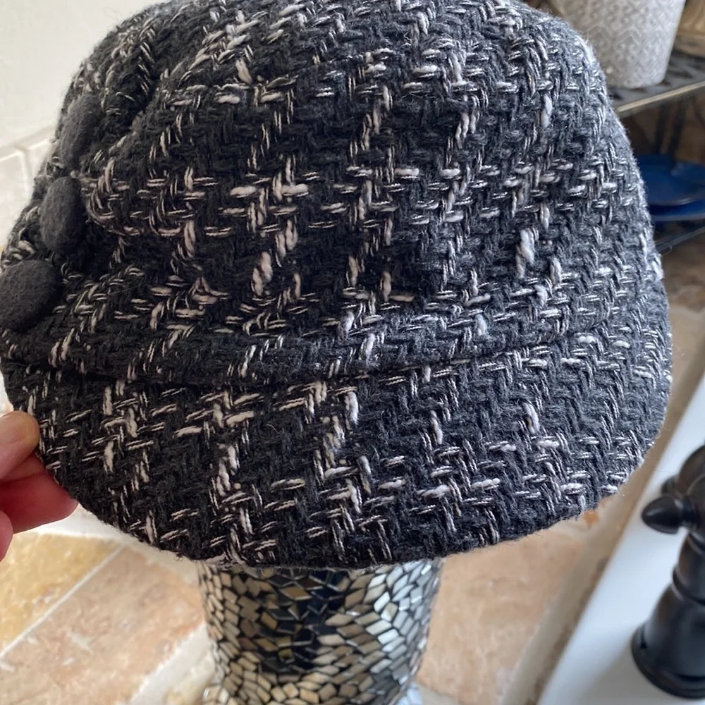 woolblend newsboy Cap Hat Women’s Grey & White Warm Woven Quilted button details